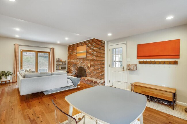 Building Photo - Fabulous 5BR 2.5BA Located in Close in Roc...