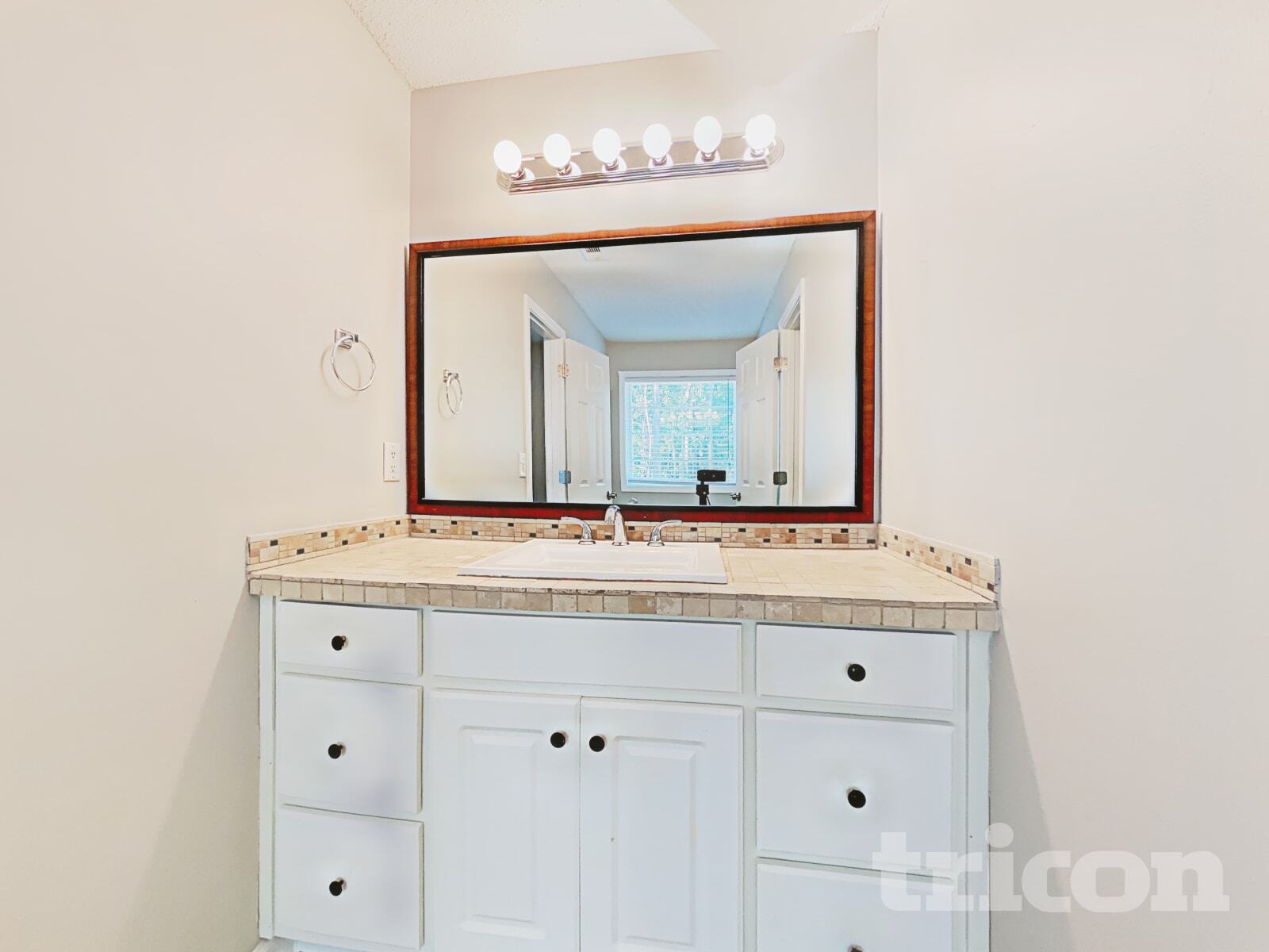 Building Photo - 305 Nims Dr