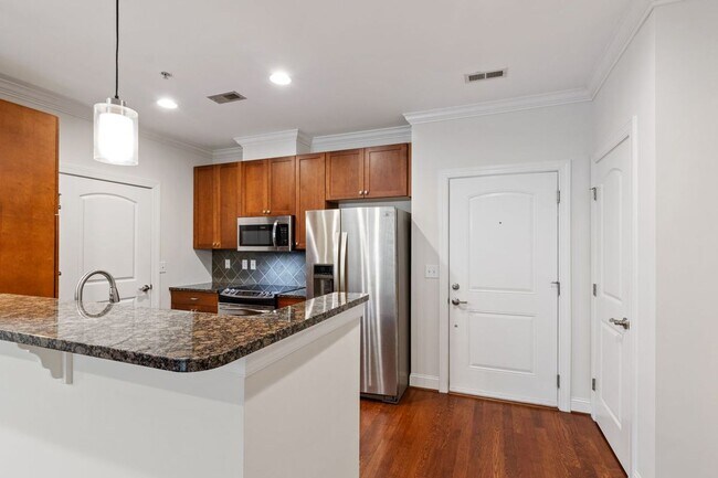 Building Photo - AVAILABLE NOW! $200 off 1st month's rent!! Gorgeous 1 bedroom, 1 bath condo in The Landing at Sou...