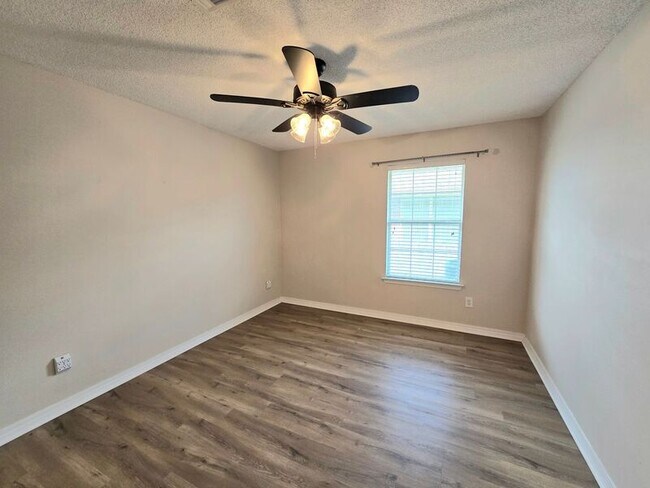 Building Photo - 3324 Village Green Dr