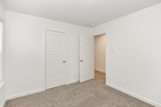 Building Photo - 3021 Mesa Dr
