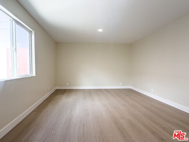 Building Photo - 2718 W 70th St