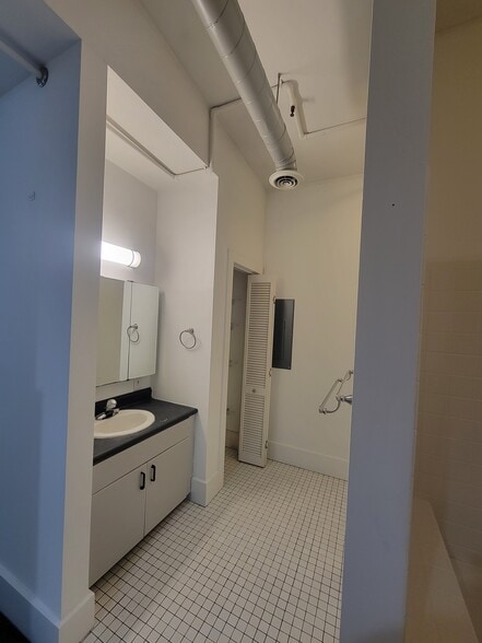 Building Photo - 122 N 3rd St