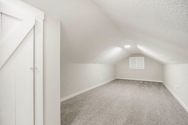 Building Photo - Spacious 5-Bedroom Home with 2 Full Bathro...