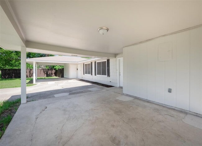 Building Photo - 908 W Lamar Ave