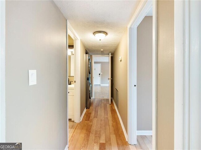 Building Photo - 115 Biscayne Dr NW