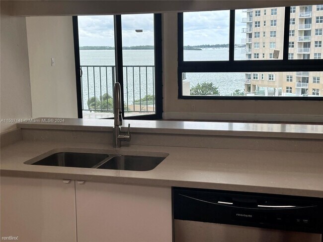 Building Photo - 1 br, 1.5 bath Condo - 520 Brickell Key Dr...