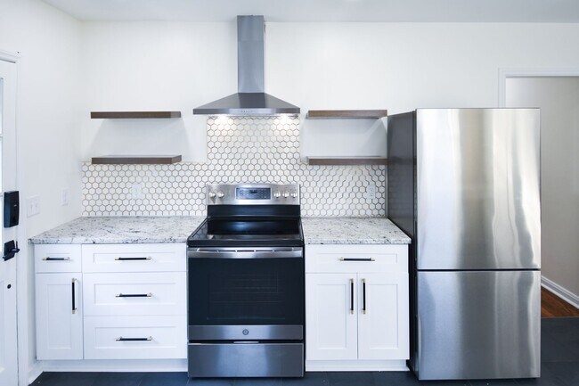 Building Photo - 5 Bedroom || 2 Bathroom - Single Family Ho...