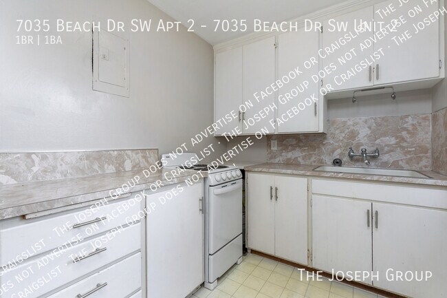 Building Photo - 7035 Beach Dr SW