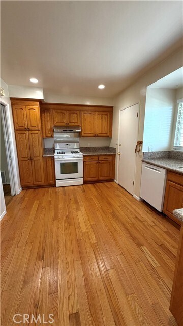 Building Photo - 927 Latchford Ave