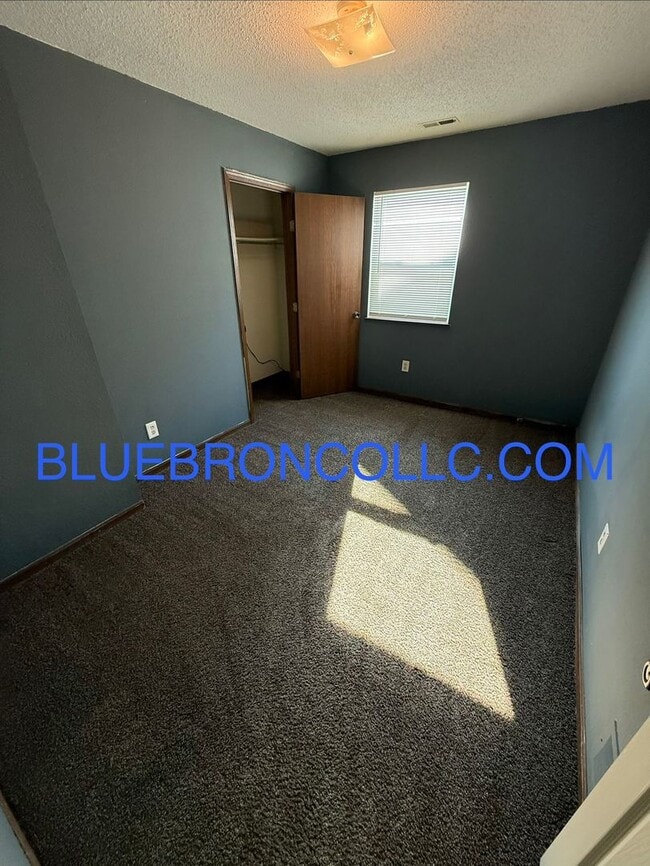 Building Photo - Spacious 3 bedroom with a great layout