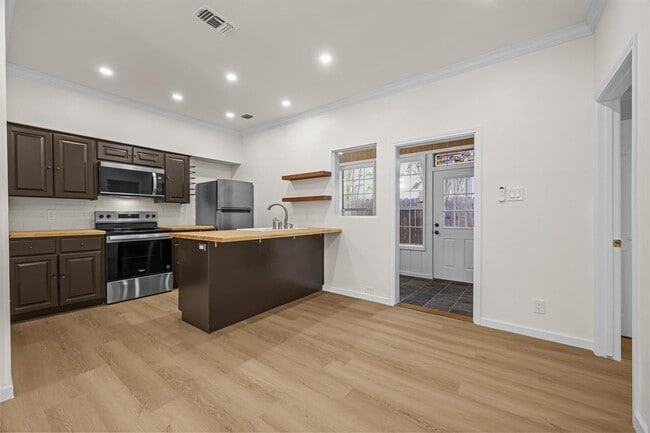 Building Photo - 1307 Kinney Ave