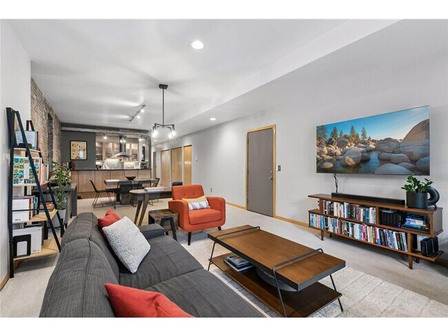 Building Photo - 561 Laurel Ave