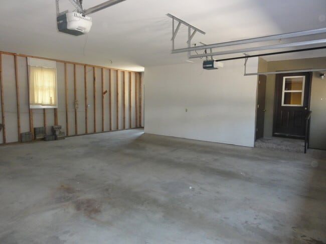 Building Photo - Great Home in Smaller Chapman Community!