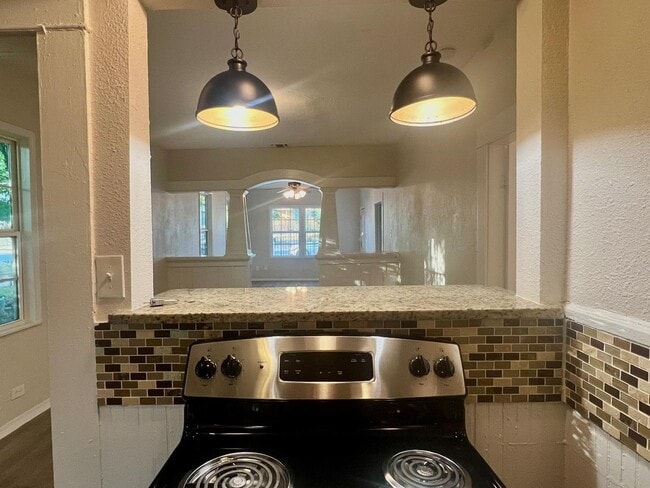 Building Photo - 106 Regina St