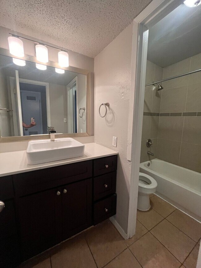 Building Photo - 1bed/1bath Condo in Travis Heights