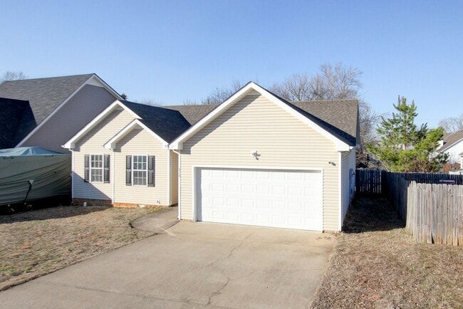 Building Photo - 3 bed 2 bath Fenced yard.  Heart of St. B.  Hurry.