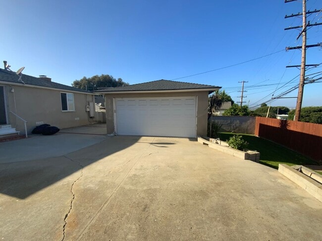 Building Photo - 981 Calle Miramar