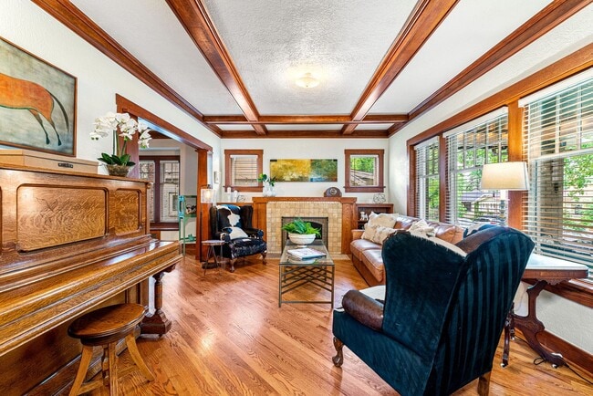 Building Photo - LOCATION LOCATION!! Stunning home located ...