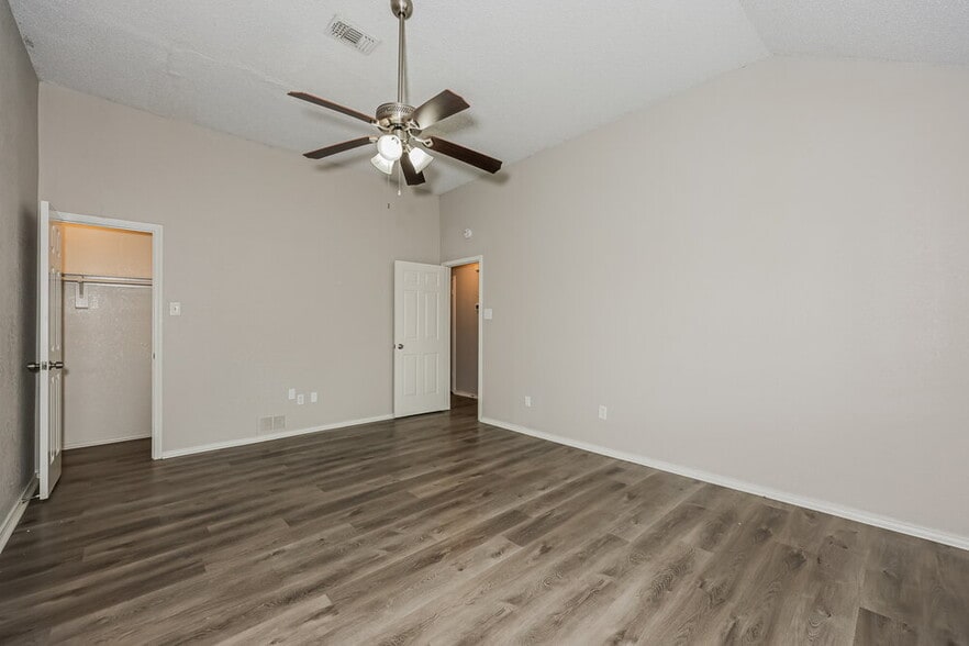 Building Photo - 2221 Collier Ct