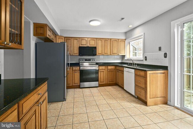 Building Photo - 2514 S Walter Reed Dr