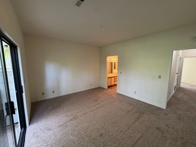 Building Photo - Single Level Lower Condo at Woodside Terrace