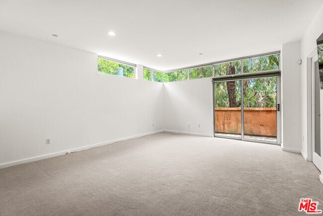 Building Photo - 900 N W Knoll Dr