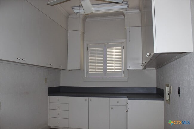 Building Photo - 6001 Country Club Dr