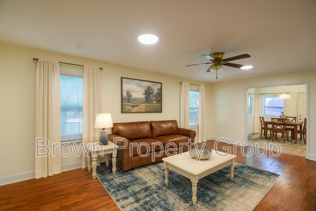 Building Photo - 3022 Cliffdale Rd