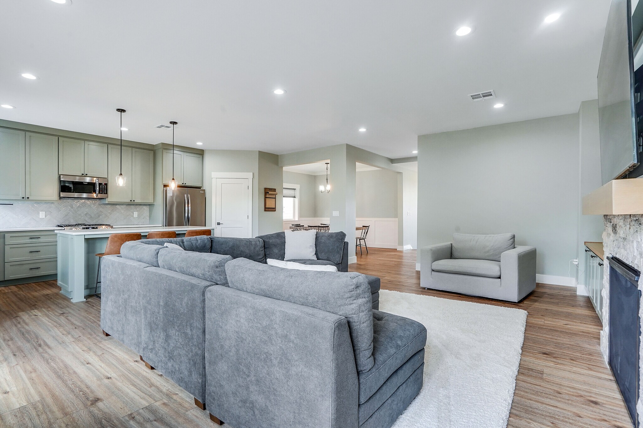 Building Photo - 1132 Thunderbird Ave S