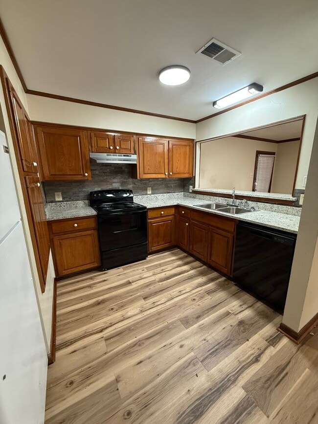 Building Photo - 3BD 2BA FLAT APARTMENT DOWNSTAIRS