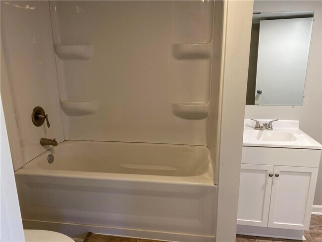 Building Photo - 704 E Culton St