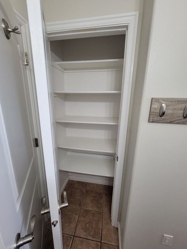 Building Photo - 2 bed, 1.5 bath Townhome at Riverwoods