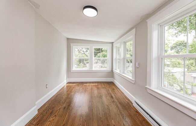 Building Photo - Modern 4bed 3 Bath with 3 parking