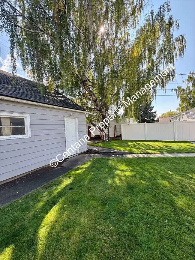 Building Photo - $500 off first months rent on 3 bed 2 bath...