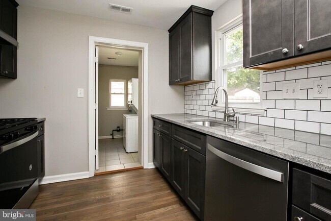 Building Photo - 212 E Cuthbert Blvd