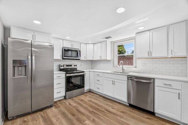 Building Photo - Move-In Ready Home Near Park Circle