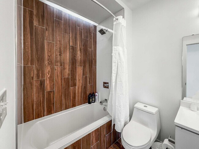 Building Photo - 1214 N American St