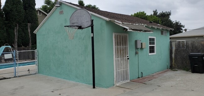 Building Photo - 566 E Fernleaf Ave