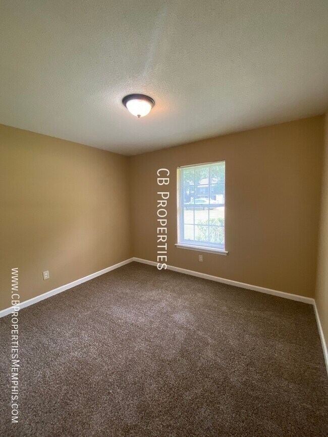Building Photo - 3 Bed and 1.5 Bath Home