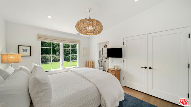 Building Photo - 6540 Dume Dr