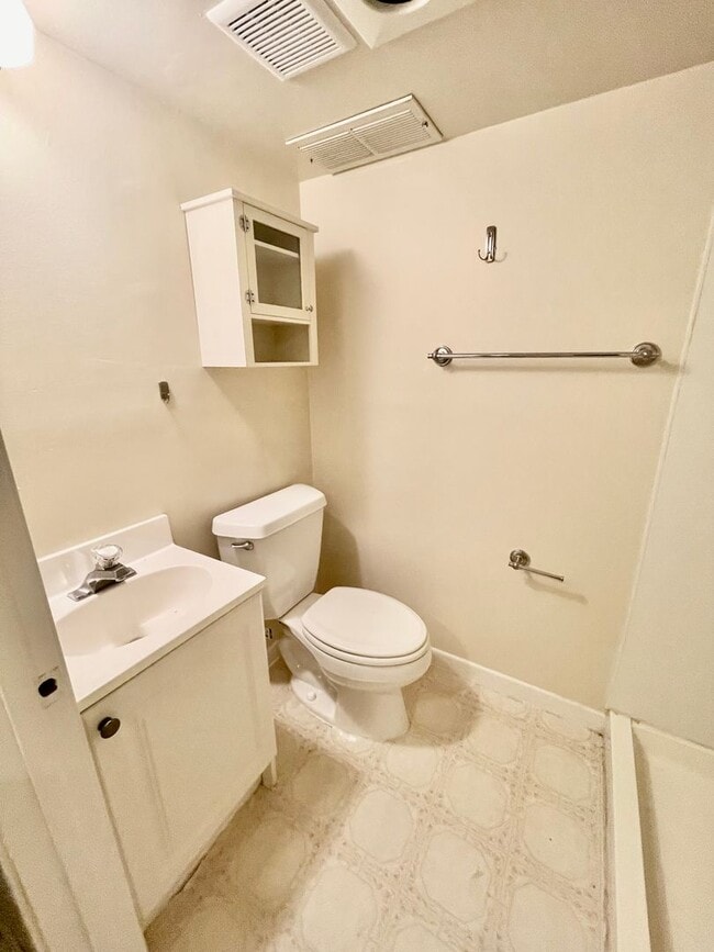 Building Photo - Rare Find, Large 3bd/2bathroom (w/ Bonus Rooms) House Near Rose City Golf Course