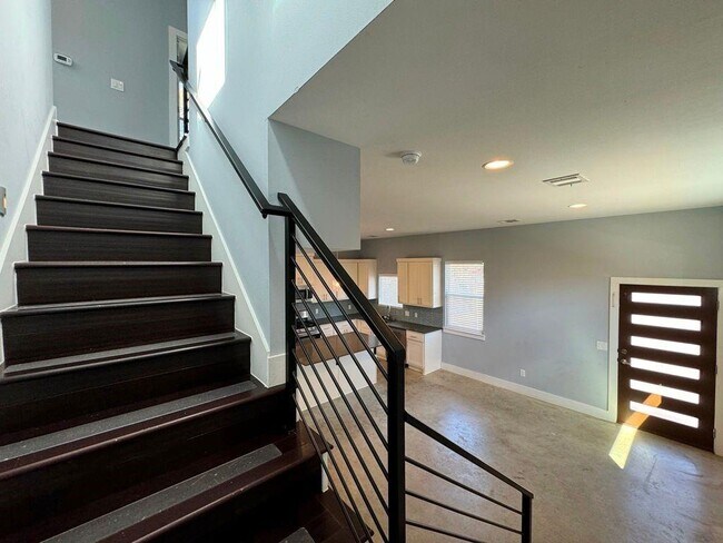 Building Photo - 6201 Felix Ave