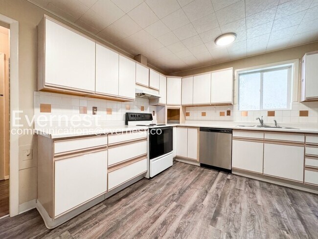 Building Photo - 3 Bed, 2 Bath Home with Garage / Available Soon!