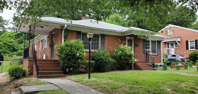 Primary Photo - 1004 Hampton St
