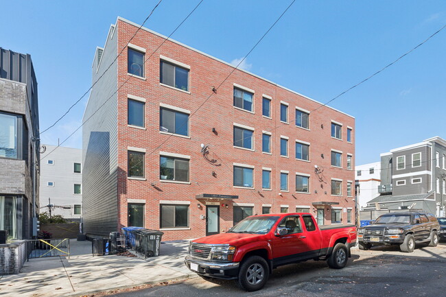 Building Photo - 812 N Uber St