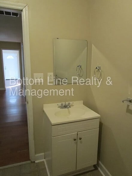 Building Photo - Room in Single Family Home on Plainview Rd