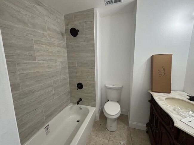 Building Photo - 5 bedroom townhome