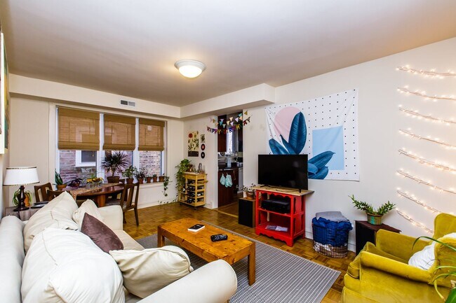 Building Photo - Large 3bedroom/1bath unit in Bucktown! Central Air, FREE Laundry, and close to Blue Line!