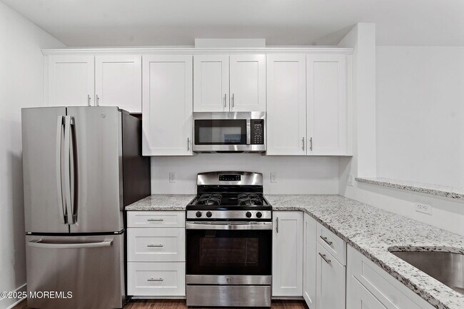 Building Photo - 827 Stiller Ln